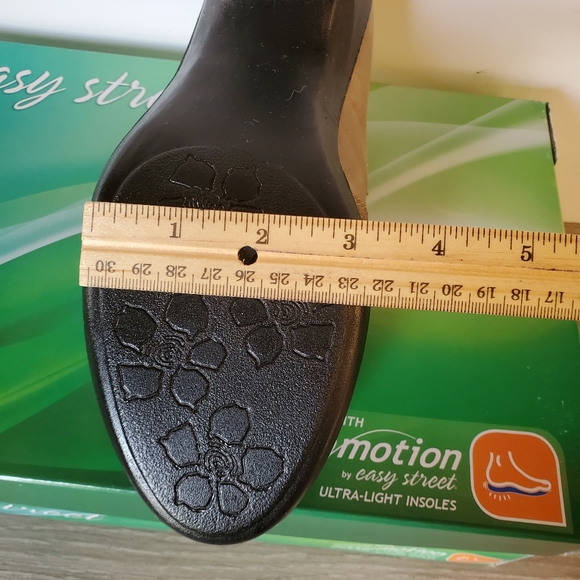 FREE SHIPPING 💕 Easy Street Comfort Booties Size 7WW - Picture 10 of 10